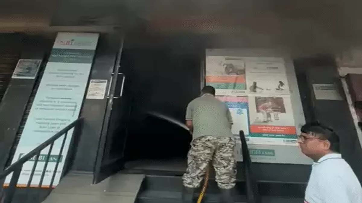 कपूरथला में IDBI बैंक में लगी आग, लाखों का नुकसान; लॉकर सुरक्षित