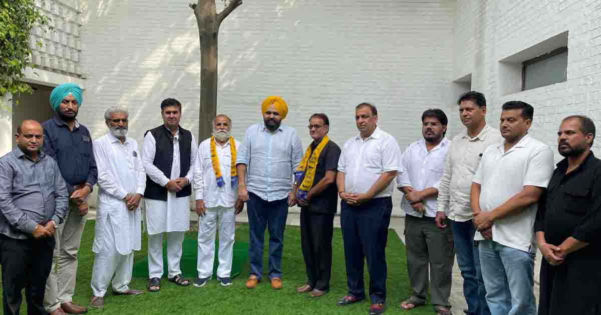 Jalandhar News: मेयर वनीत धीर का बड़ा सियासी दांव, भाजपा और बसपा के दिग्गज नेता AAP में शामिल