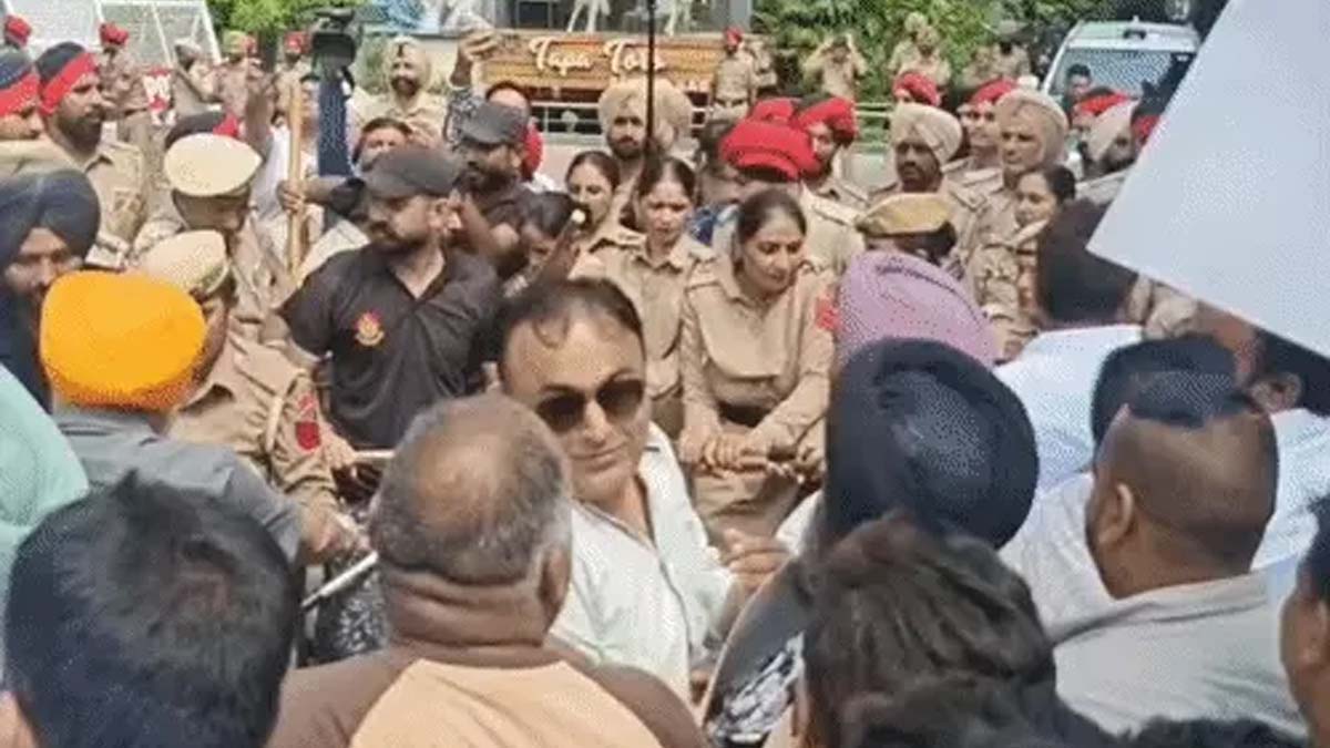 अंतिम संस्कार में BJP सांसदों की मौजूदगी पर AAP का प्रदर्शन