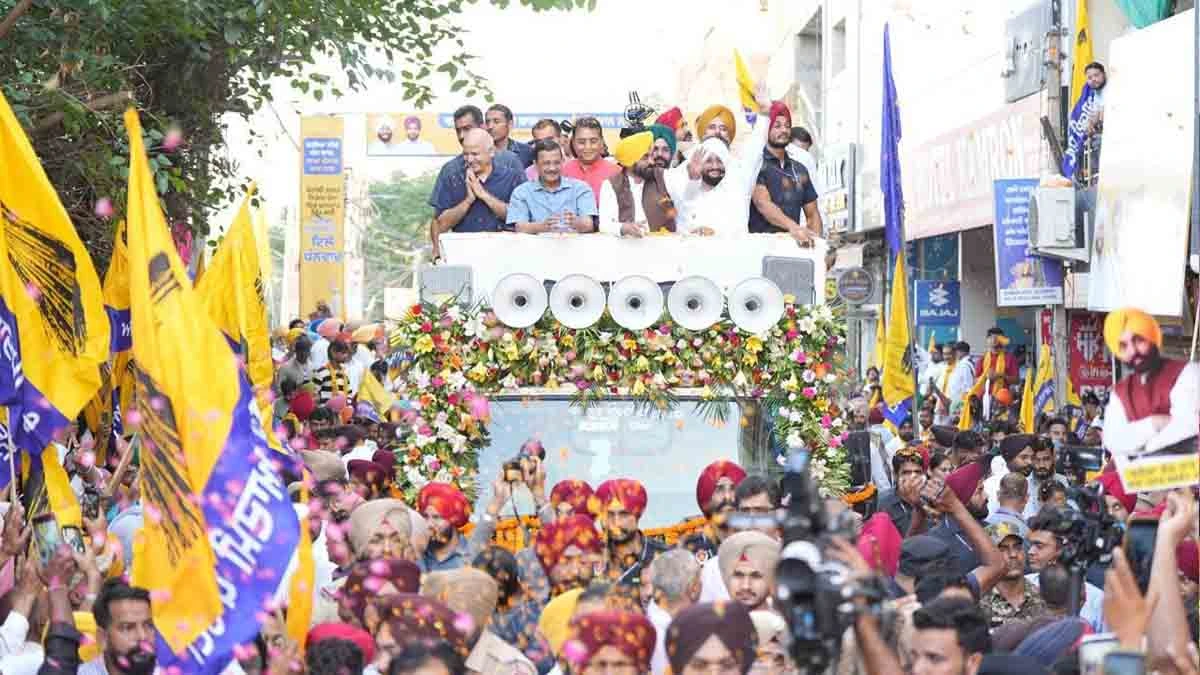 Arvind Kejriwal and CM Mann held mega roadshow in Mohali to thank people of Punjab for AAP's victory inmunicipal corporation elections