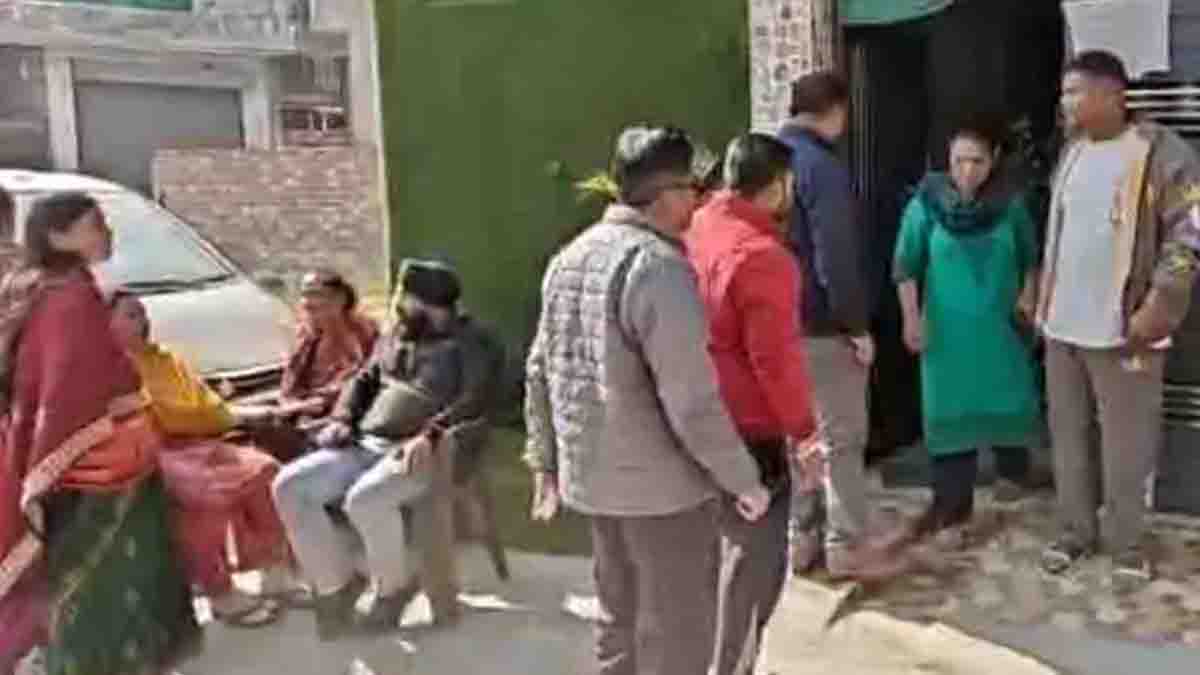 Jalandhar News: जालंधर में लड़की के घर के सामने सिरफिरे आशिक ने किया जमकर हंगामा, महिलाओं ने पकड़ कर खूब पीटा