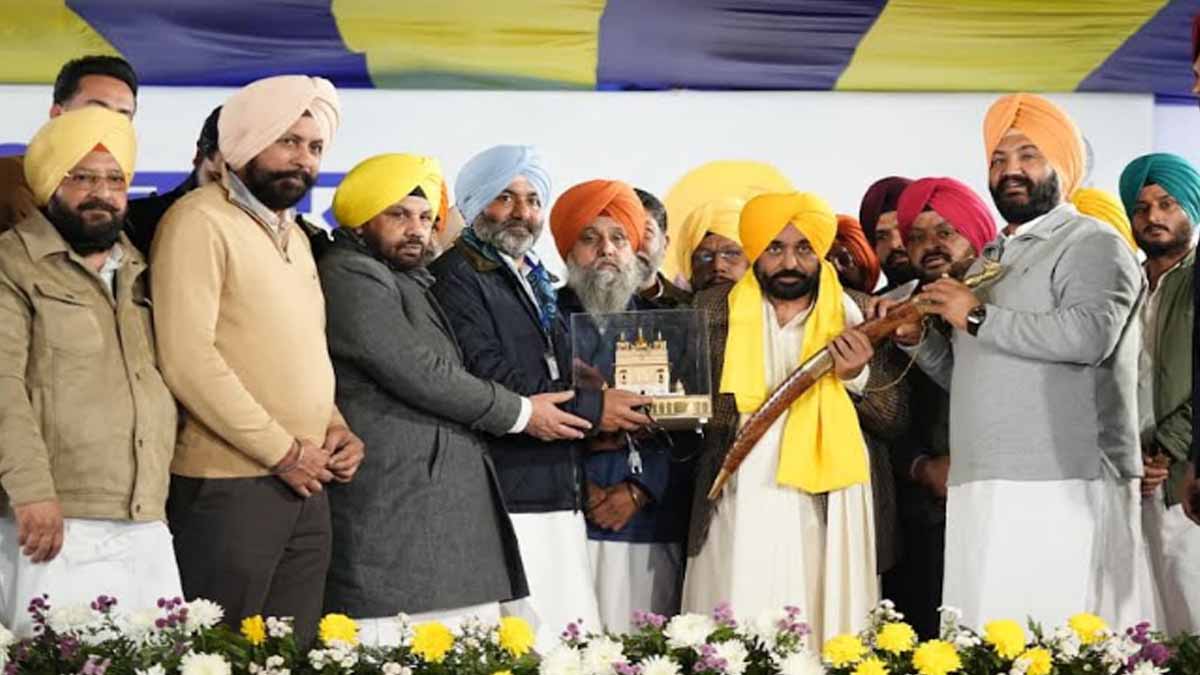 Punjab: मुख्यमंत्री मान पहुंचे मजीठा, 23 ग्रामीण लिंक सड़कों का रखा नींव का पत्थर