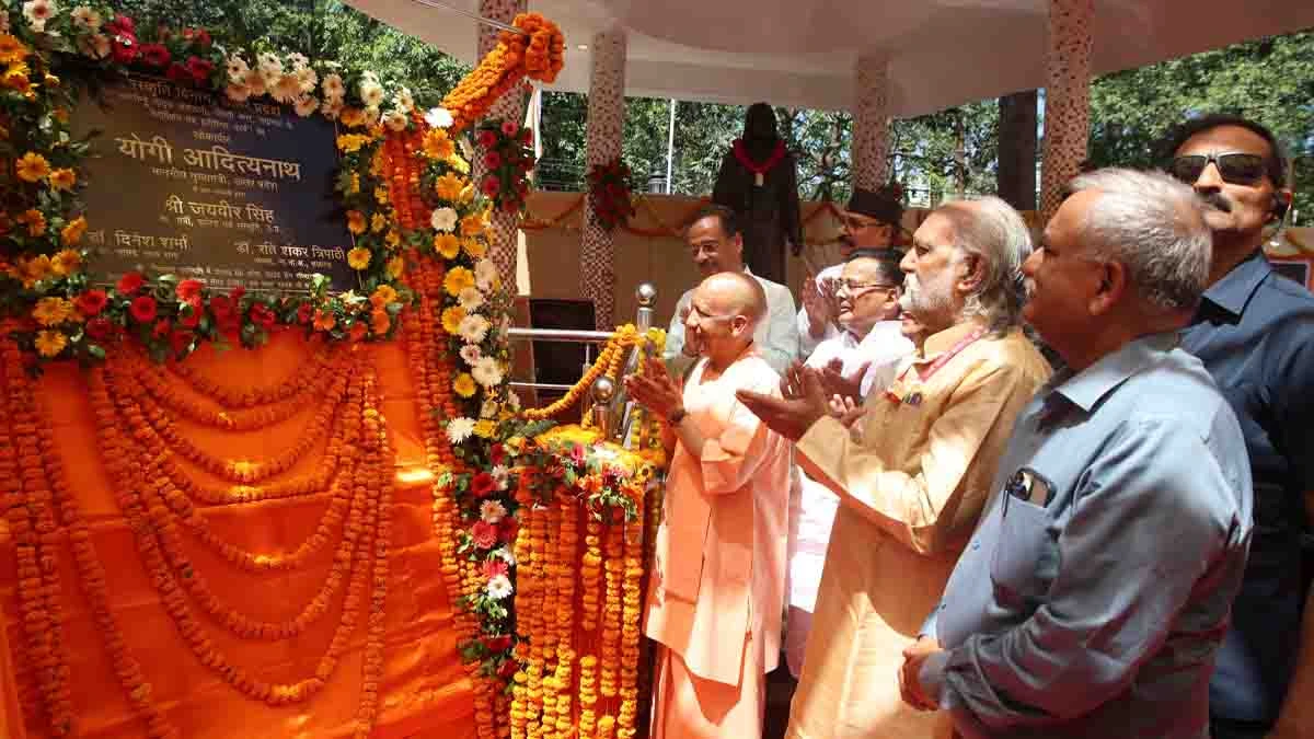 UP News: मुख्यमंत्री योगी आदित्यनाथ ने देखी ‘आनंद मठ’ की नाट्य प्रस्तुति
