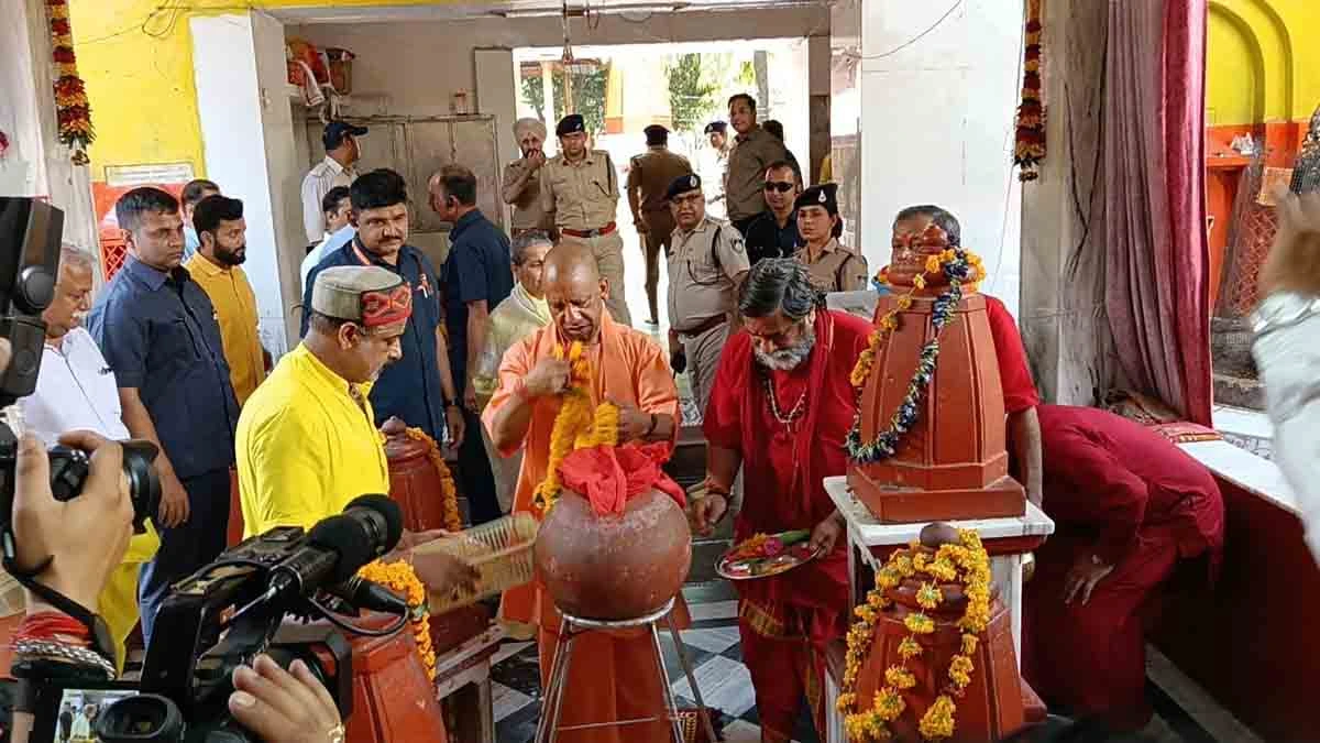CM Yogi offered prayers to Goddess Bagulamukhi.