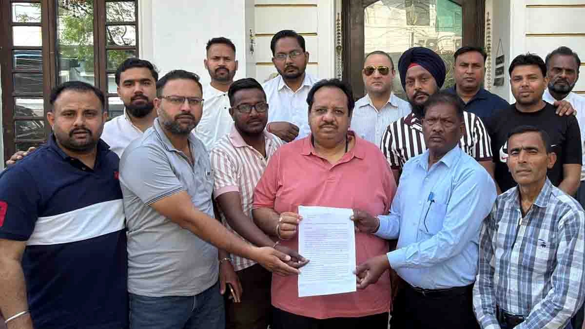 Jalandhar News: फिल्लौर कलसी नगर निवासियों के प्रतिनिधिमंडल ने प्रधानमंत्री मोदी, नितिन गडकरी के नाम भाजपा कोर ग्रुप मेंबर पूर्व मंत्री अविनाश चंद्र को सौंपा ज्ञापन