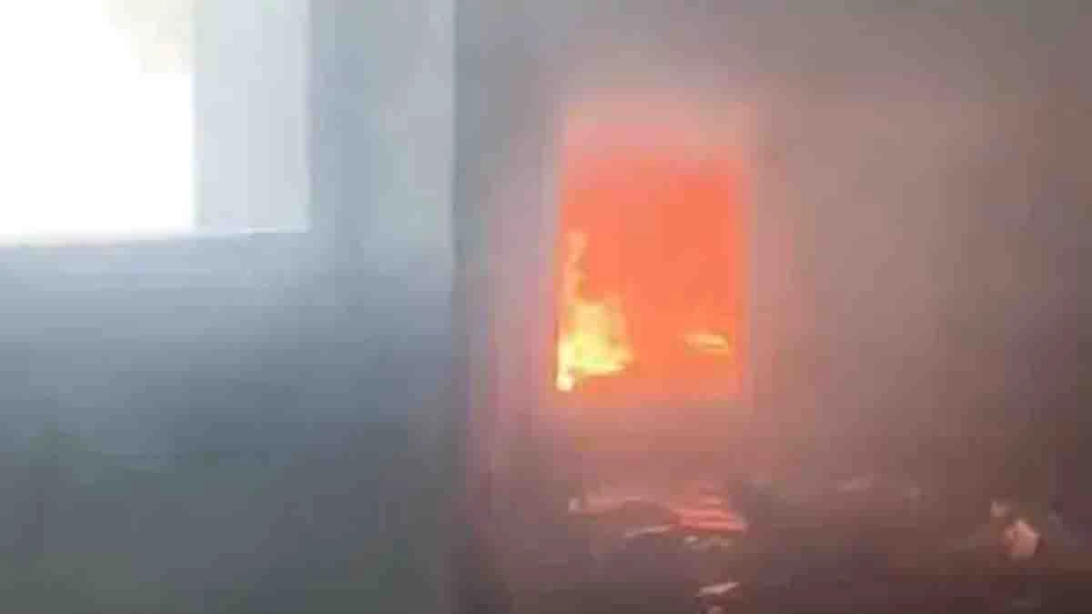 Jalandhar News: कबाड़ गोदाम में लगी आग से मचा हड़कंप, कई किलोमीटर तक फैला धुएं का गुबार