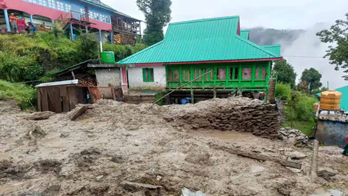 Himachal Weather: हिमाचल प्रदेश में 250 सड़कें बंद, 112 लोगों की मौत, 1221 करोड़ का नुकसान