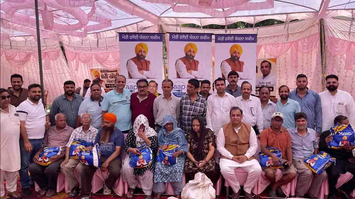 Jalandhar News: मुख्यमंत्री मान की ‘मेरी रसोई योजना’ से जरूरतमंद परिवारों को राहत, जालंधर सेंट्रल हलका इंचार्ज नितिन कोहली ने बांटी राशन किटें