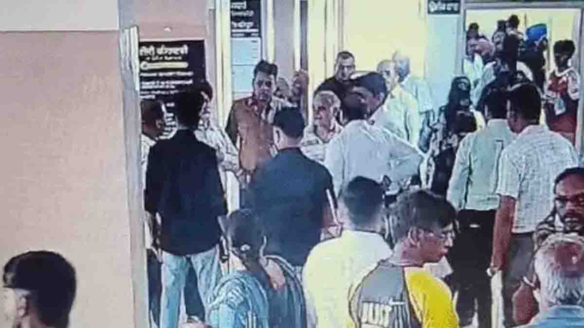 Jalandhar News: जालंधर के तहसील दफ्तर में वकील के साथ धक्कामुक्की, ई-रजिस्ट्री में जबरन फोटो खींचने पर विवाद