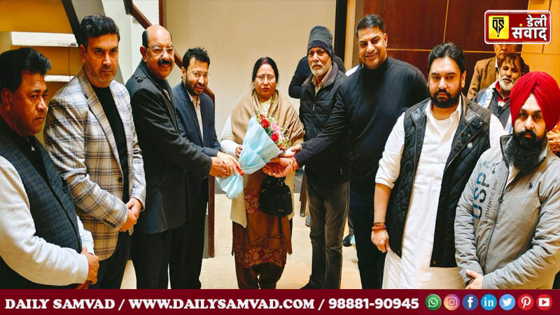 Jalandhar News: जालंधर में काकू आहलुवालिया ने दिया भाजपा को बड़ा झटका, महिला पार्षद को AAP में शामिल करवाया