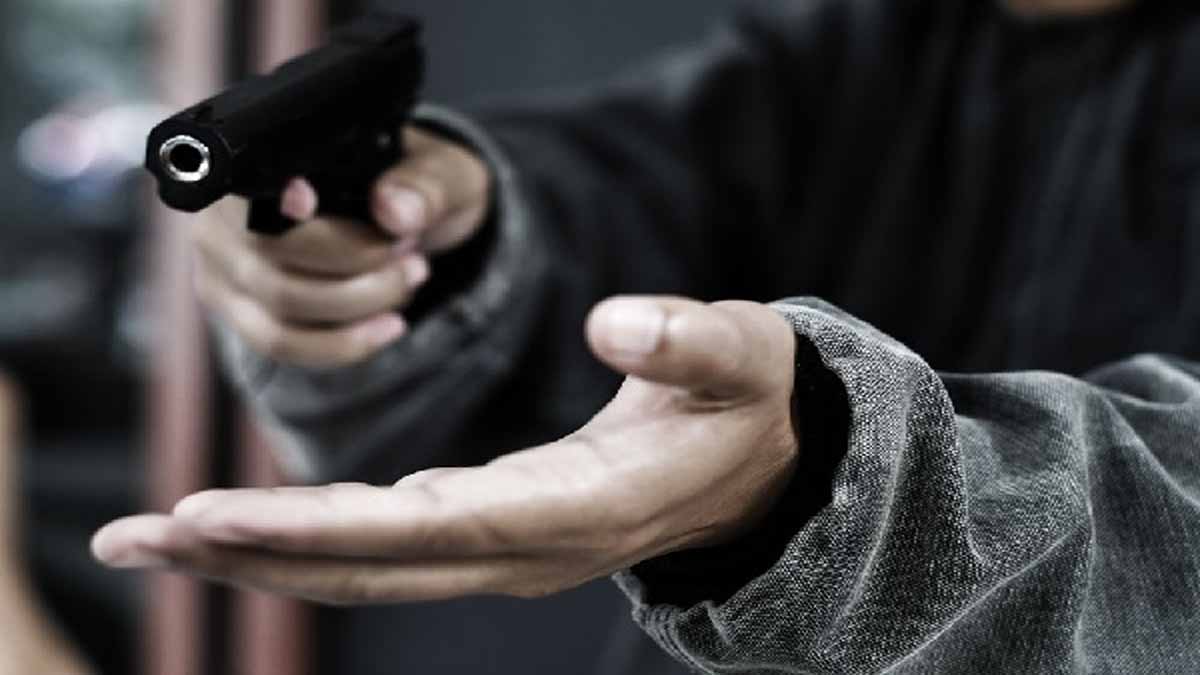 जालंधर में लोहा कारोबारी से लाखों की लूट, कार का शीशा तोड़कर कैश से भरे दो बैग ले गए बदमाश