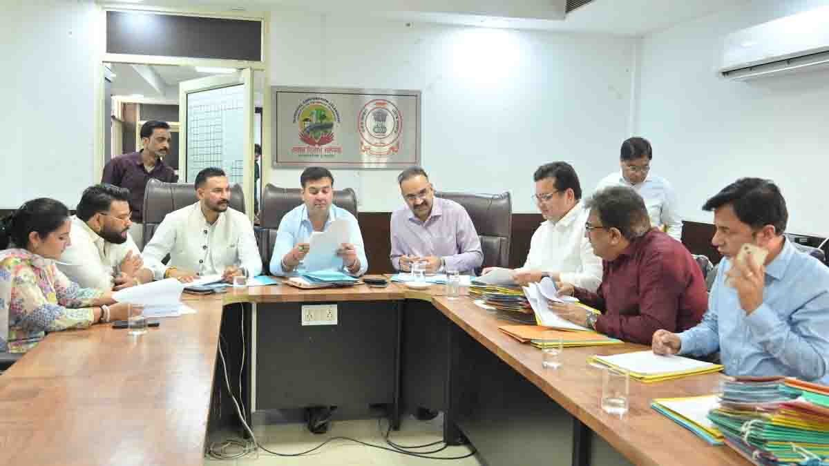 Jalandhar News: मेयर वनीत धीर की अगुवाई में जालंधर नगर निगम की एफएंडसीसी मीटिंग में करोड़ों के प्रस्ताव पास