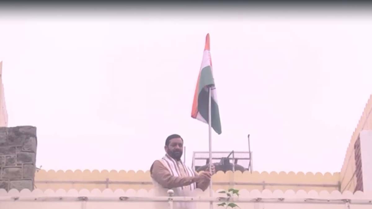 Haryana News: सीएम नायब सैनी ने संत कबीर कुटीर में लगाया तिरंगा