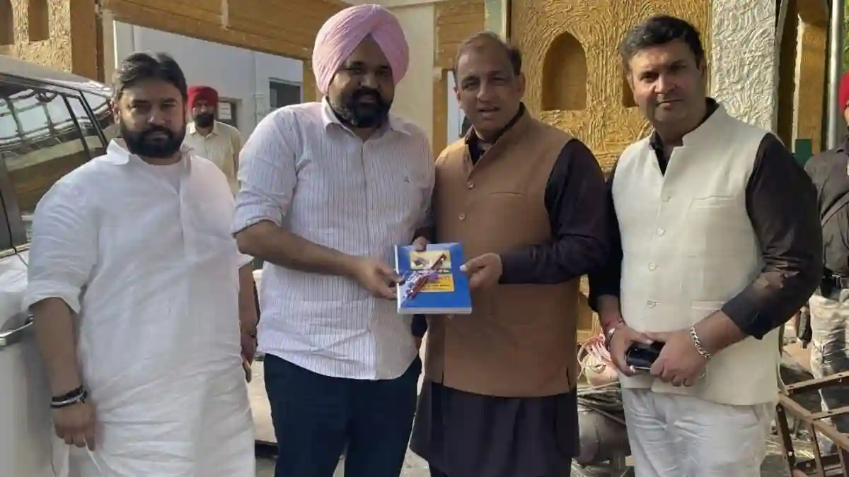 Jalandhar News: CM के OSD राजवीर सिंह घुम्मण को बुके की जगह पुस्तक भेंट कर नितिन कोहली ने किया सम्मान