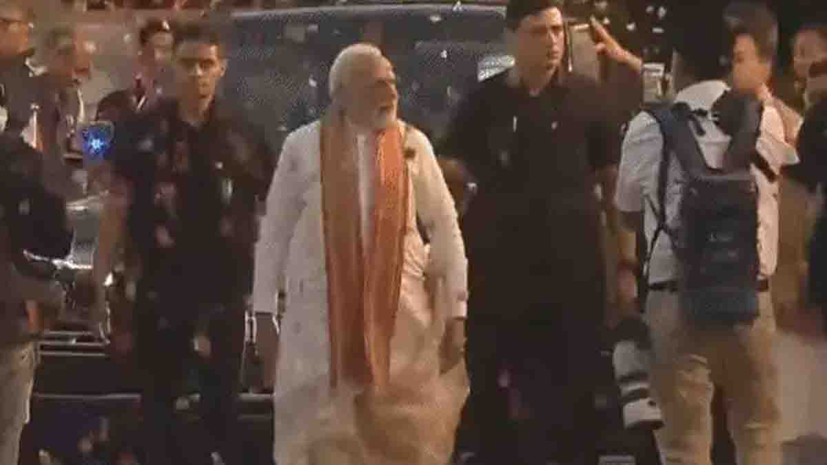 PM Narendra Modi: बंगाल की एतिहासिक जीत पर BJP मुख्यालय में जश्न, बंगाली धोती-कुर्ता में PM मोदी पहुंचे, कहा- गंगोत्री से गंगासागर तक कमल ही कमल