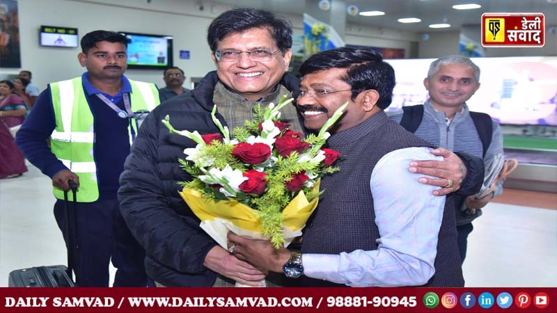 UP News: केंद्रीय मंत्री ने संगम में लगाई पावन डुबकी, कहा- भारत-श्रेष्ठ भारत का अनमोल उदाहरण
