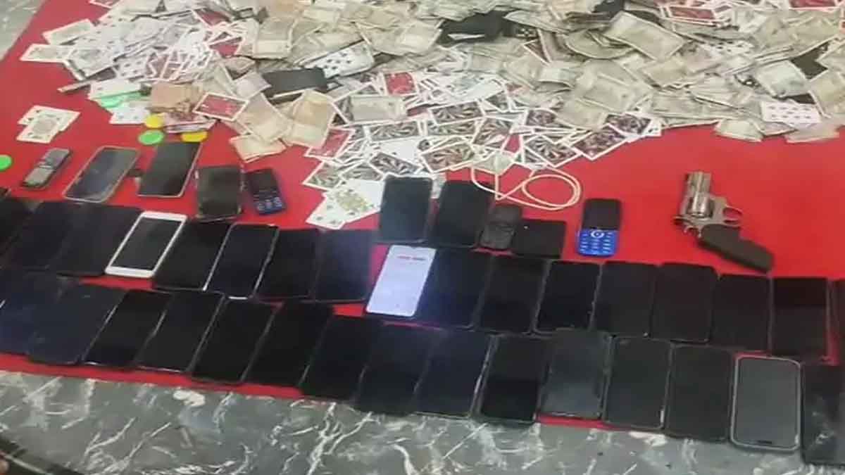 Haryana News: पुलिस ने मारा छापा, 55 जुआरी गिरफ्तार, 12 लाख कैश, 46 मोबाइल और 6 कारें बरामद