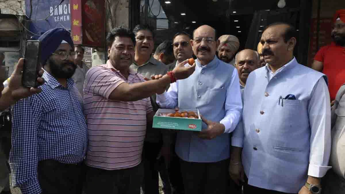 Jalandhar News: सड़क और सीवरेज का काम पूरा होने पर इलाकावासियों ने मोहिंदर भगत को किया सम्मानित