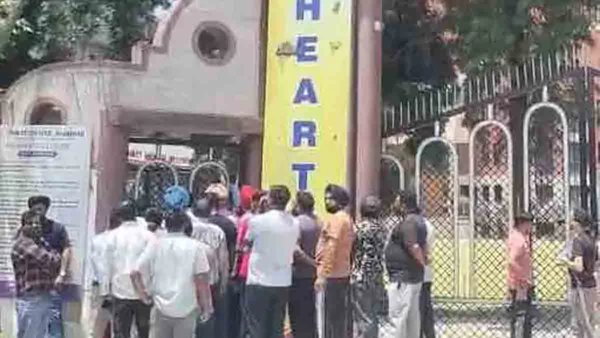 Jalandhar News: जालंधर में परीक्षा केंद्र के बाहर हंगामा, एंट्री न मिलने पर अभ्यर्थियों ने किया प्रदर्शन