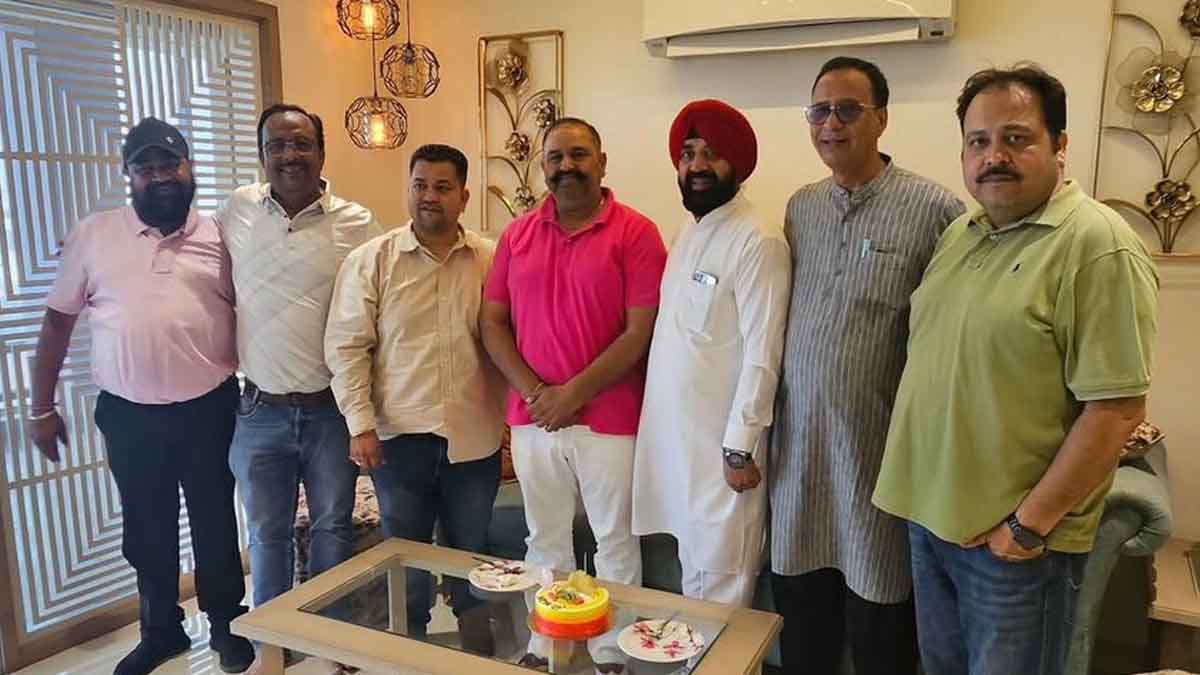 Jalandhar News: पूर्व सांसद सुशील रिंकू को जन्मदिन पर राजेश अग्निहोत्री ने साथियों के साथ दी बधाई