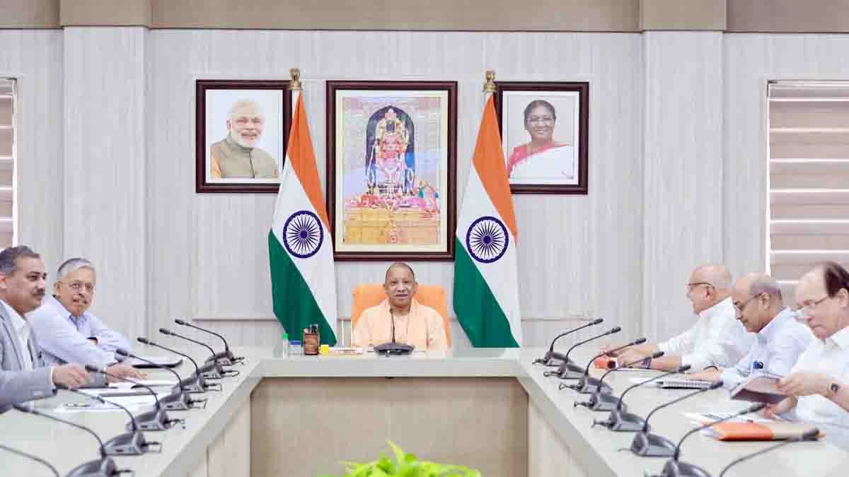 UP News: सीएम योगी ने बेमौसम बारिश से परेशान किसानों का जाना हाल
