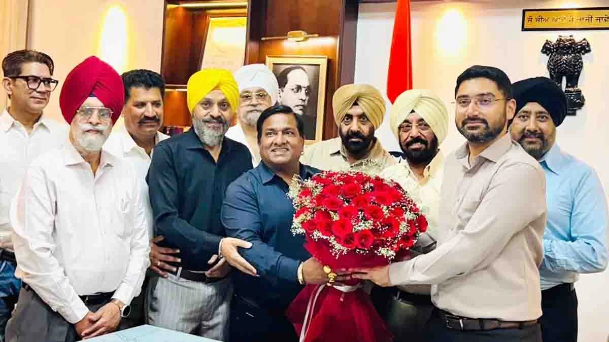 Jalandhar News: जालंधर के नए बने डिप्टी कमिश्नर वरजीत वालिया को किया सम्मानित