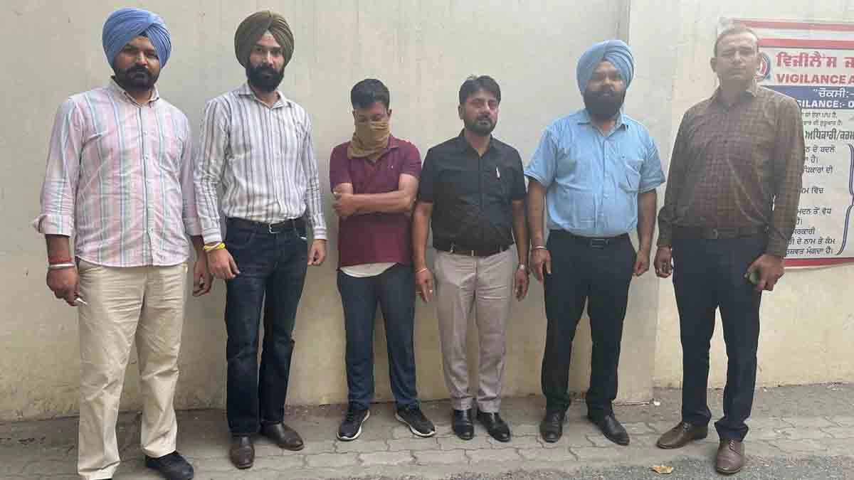 Vigilance Bureau caught an Assistant Registrar while accepting bribe