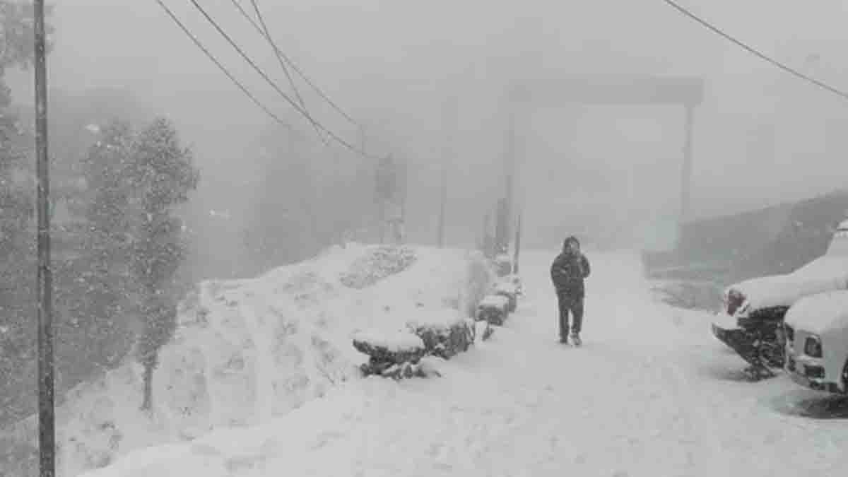 Himachal Weather: हिमाचल में 4 नेशनल हाईवे समेत 885 सड़कें बंद, सैकड़ों पर्यटक वाहन फंसे