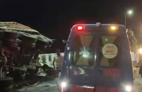 Accident News: भयानक सड़क हादसा; कार पर पलटा डंपर, एक ही परिवार के 6 लोगों की मौत