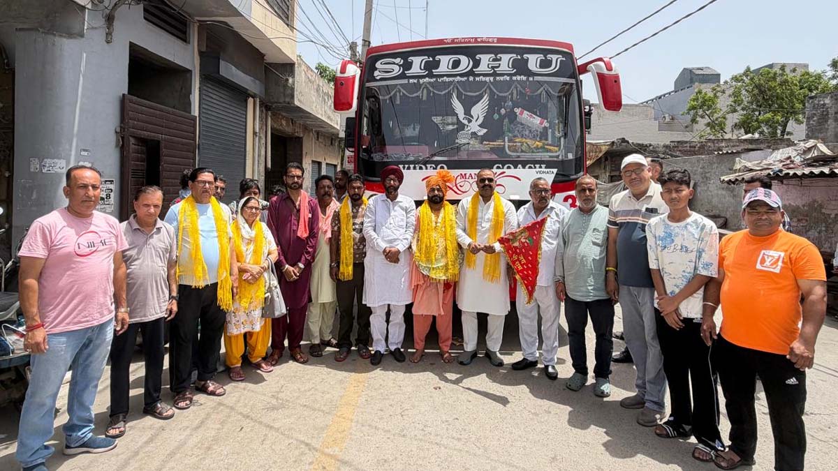 Jalandhar News: पूर्व सांसद सुशील रिंकू ने बाबा बालक नाथ दरबार की यात्रा के लिए श्रद्धालुओं से भरी बस को किया रवाना