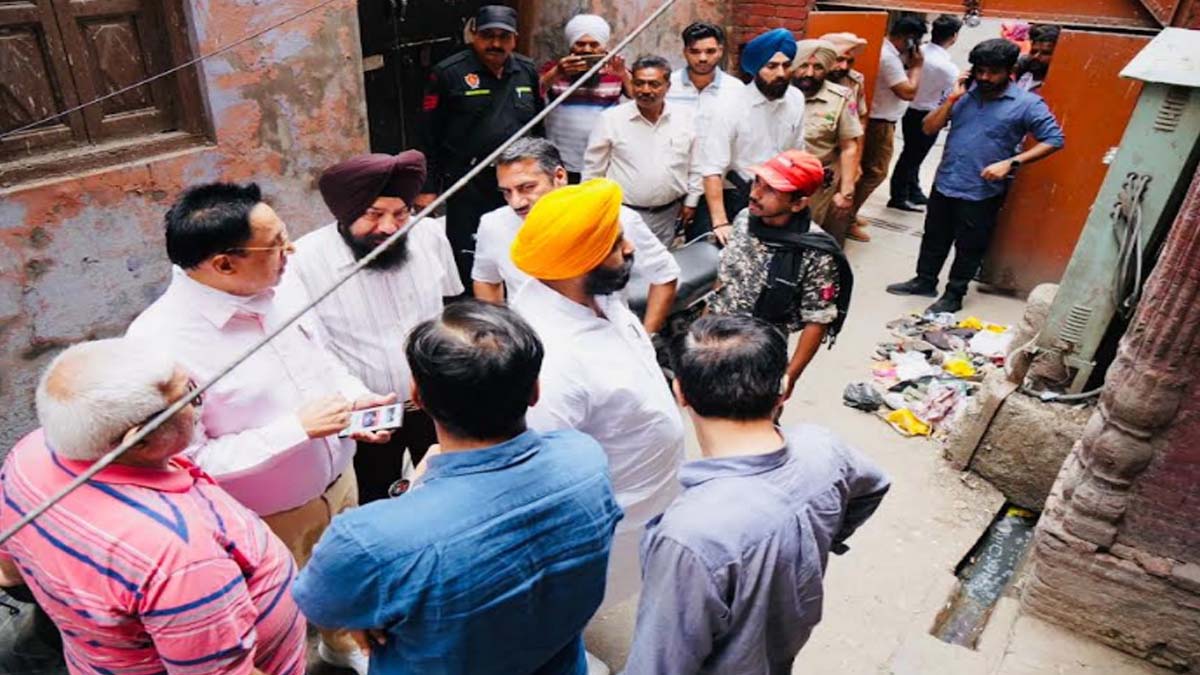 हरजोत सिंह बैंस ने रात 1 बजे अमृतसर में सफाई अभियान की अगुवाई की