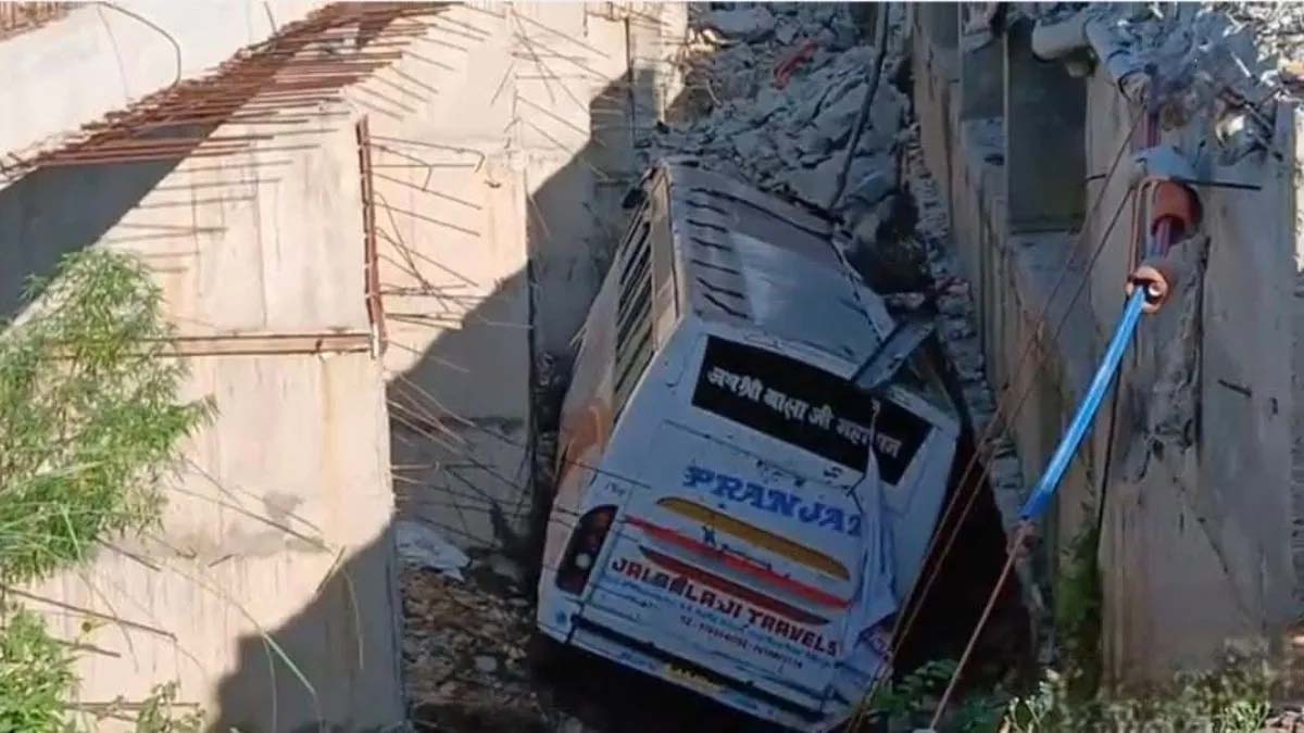 Bus Accident: माता वैष्णो देवी जा रही श्रद्धालुओं से भरी बस नाले में गिरी, एक की मौत; 40 से ज्यादा घायल