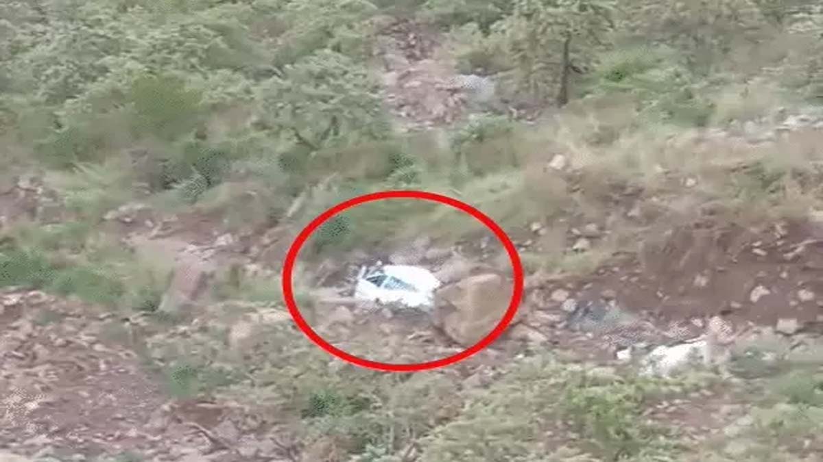 Accident News: हिमाचल प्रदेश में बड़ा हादसा, खाई में गिरी इनोवा कार, 6 लोगों की मौत