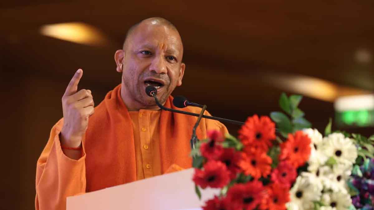 Janmashtami: जन्माष्टमी से पहले मुख्यमंत्री योगी ने उपहारों के माखन से भरी ब्रजवासियों की ‘मटकी’ 
