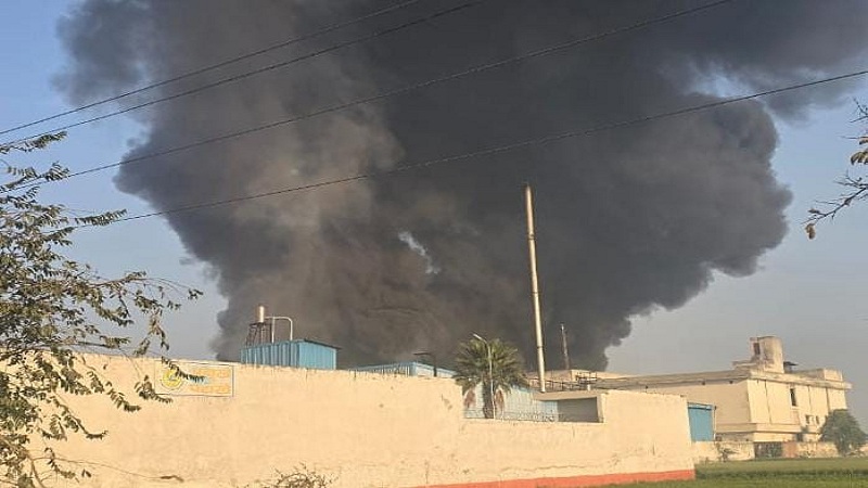 Fire In Factory: फैक्ट्री में लगी भीषण आग, लाखों का माल जलकर हुआ राख