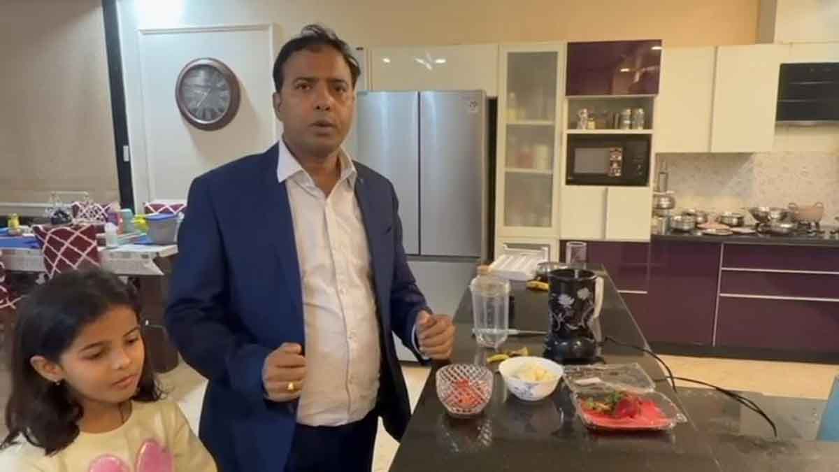UP News: डॉ. डी.के. राव ने अपने घर से की शुरुआत, बेटी को पिलाया हेल्दी जूस