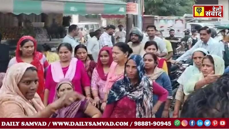 UP News: बिजली कटाैती से परेशान महिलाओं का फूटा गुस्सा, अफसरों को बंधक बनाकर काट दी बिजली