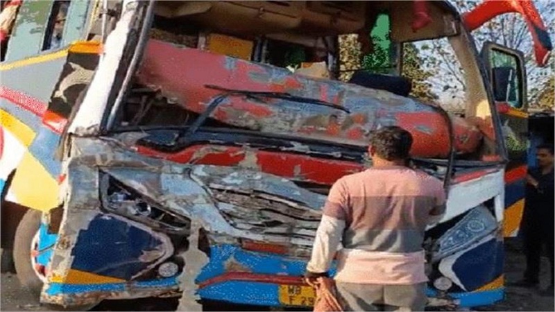 Accident News: बड़ा हादसा, खड़े ट्रक से टकराई अनियंत्रित बस; 30 यात्री घायल