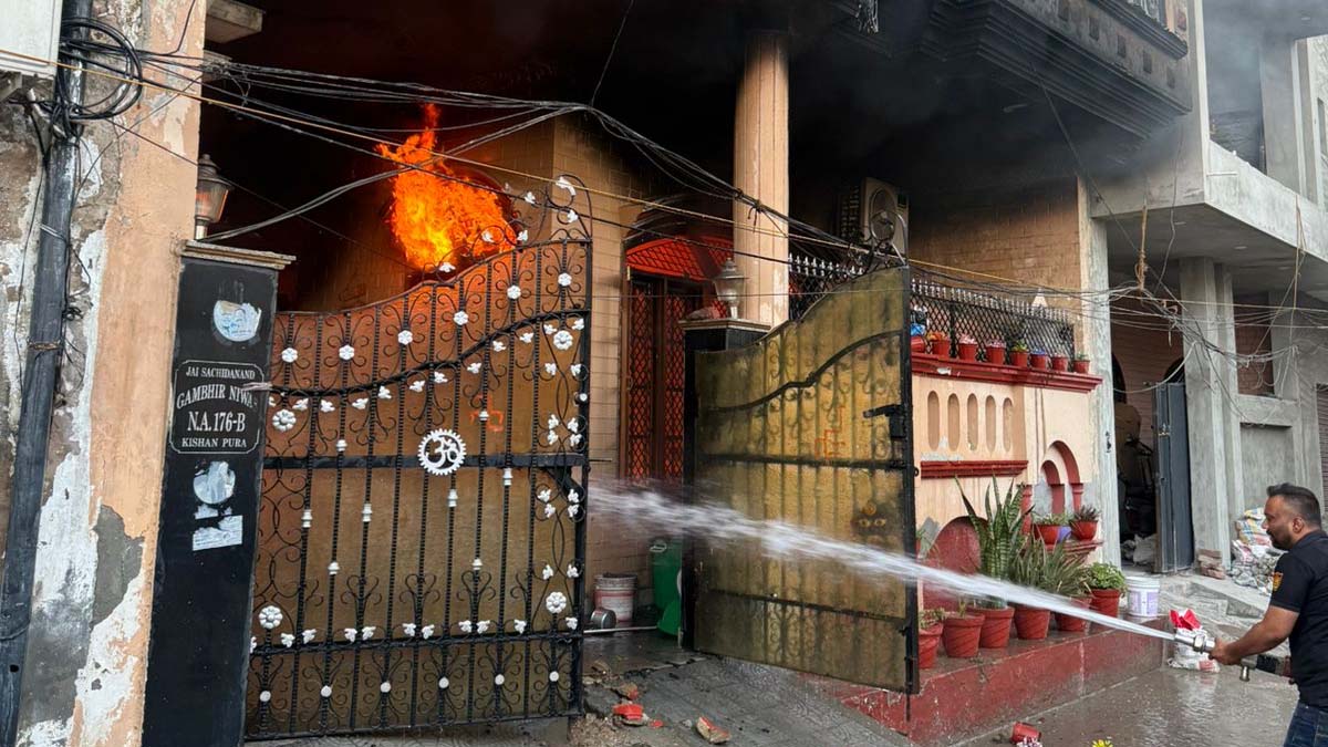 Jalandhar News: जालंधर के एक घर में लगी भयानक आग, लाखों का सामान राख, 3 लोग झुलसे