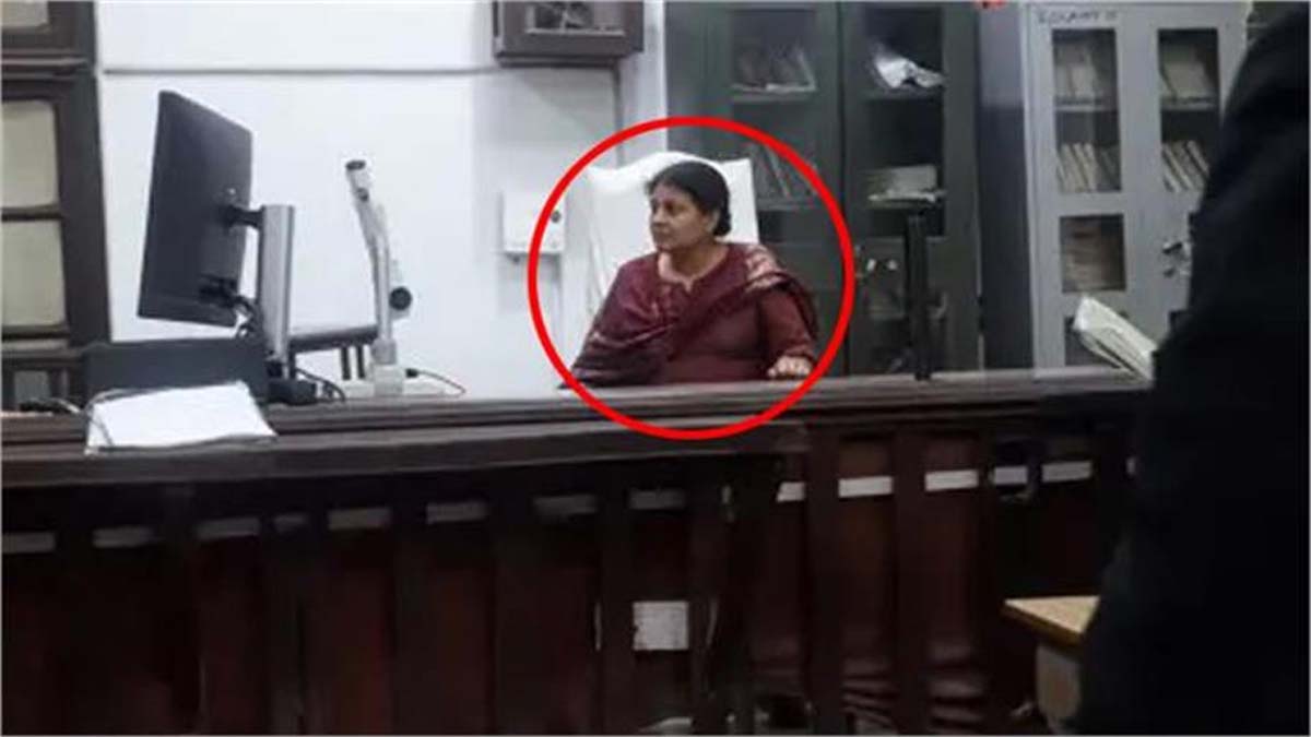 कोर्ट में हाईवोल्टेज ड्रामा, जज की कुर्सी पर जा बैठी महिला