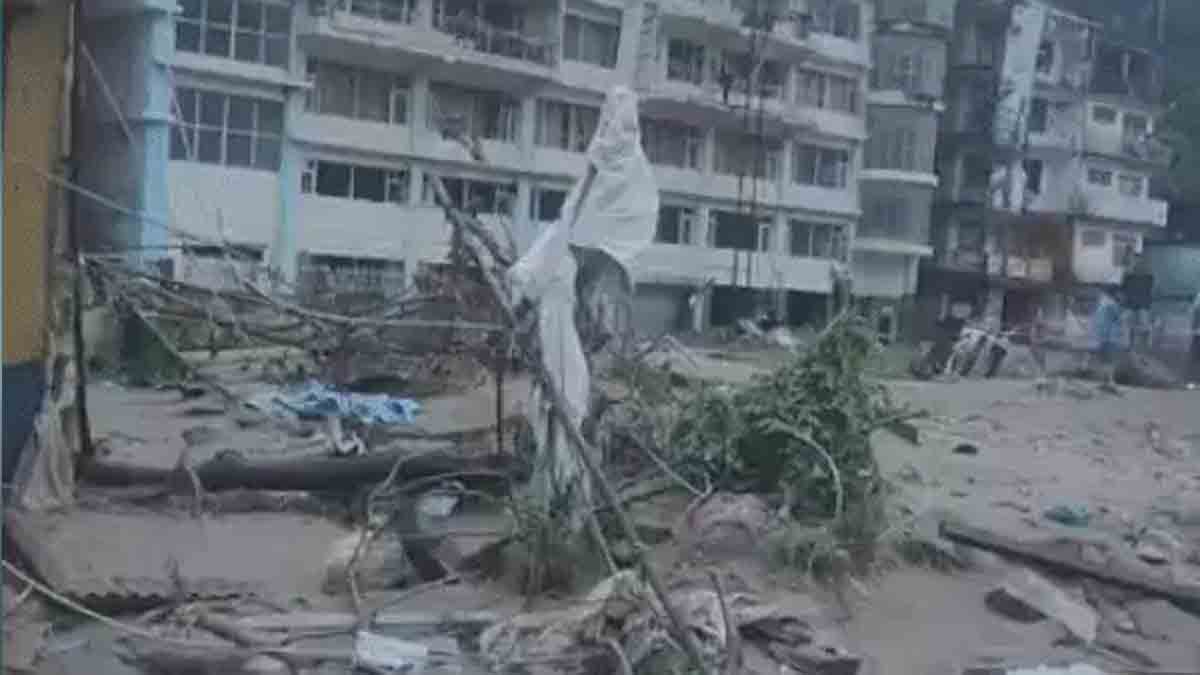 Cloudburst: शिमला में बादल फटने से भारी तबाही, गाड़ियां मलबे में दबी, कई घरों को नुकसान