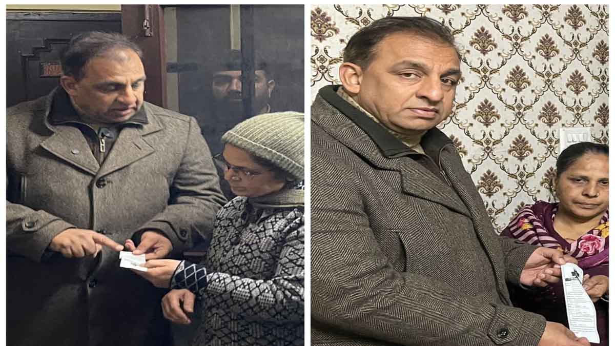 Jalandhar News: नितिन कोहली की शानदार पहल, वार्ड नंबर 70 में घर-घर जाकर बांटे हेल्थ इंश्योरेंस टोकन