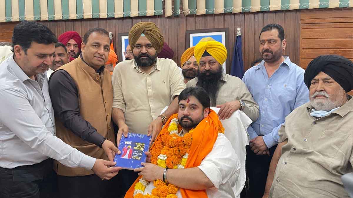 Jalandhar News: गुलदस्ते की जगह किताबों से बधाई, नितिन कोहली और OSD राजबीर सिंह घुमन ने गगनदीप सिंह अहलूवालिया को सम्मानित किया