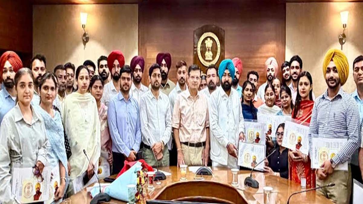 राजस्व मंत्री हरदीप सिंह मुंडियां ने 33 पटवारियों को नियुक्ति पत्र सौंपे