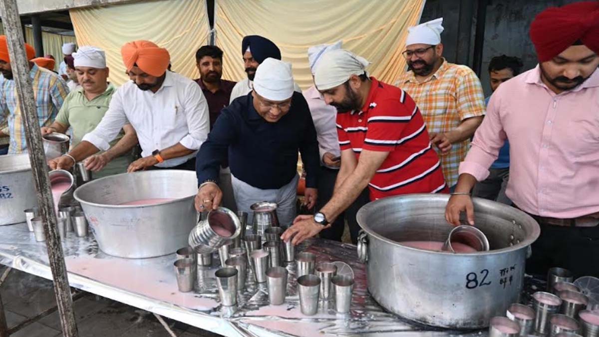 लोक संपर्क विभाग द्वारा श्री गुरु अर्जन देव जी के शहीदी गुरुपर्व एवं निर्जला एकादशी को समर्पित छबील आयोजित