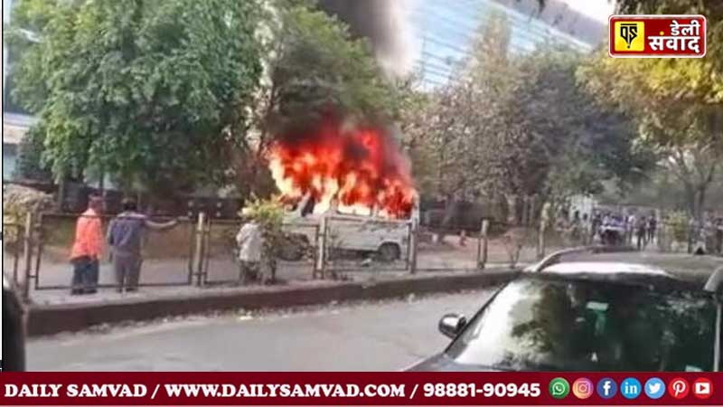 Fire News: कर्मचारियों को दफ्तर ले जा रहे वाहन में लगी आग, चार लोगों की मौत