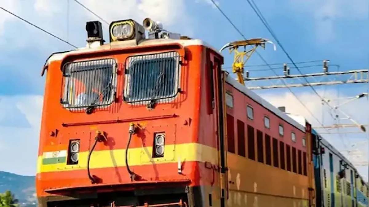 Train Schedule: त्योहार में घर जाने का बना रहे प्लान? यात्रियों को इन तारीखों पर मिलेंगी डायरेक्ट ट्रेनें