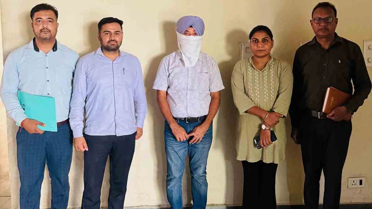 Vigilance Bureau arrested Science Master-cum-Legal Advisor