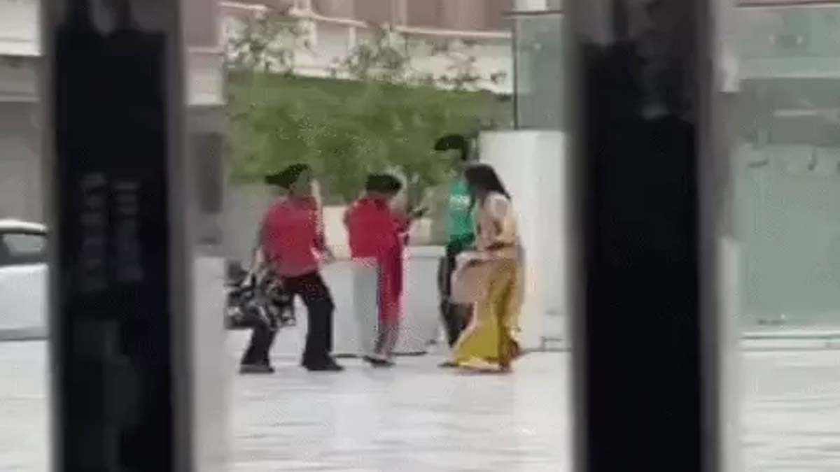 गोल्डन टेंपल के बाहर भिड़ीं सगी बहनें