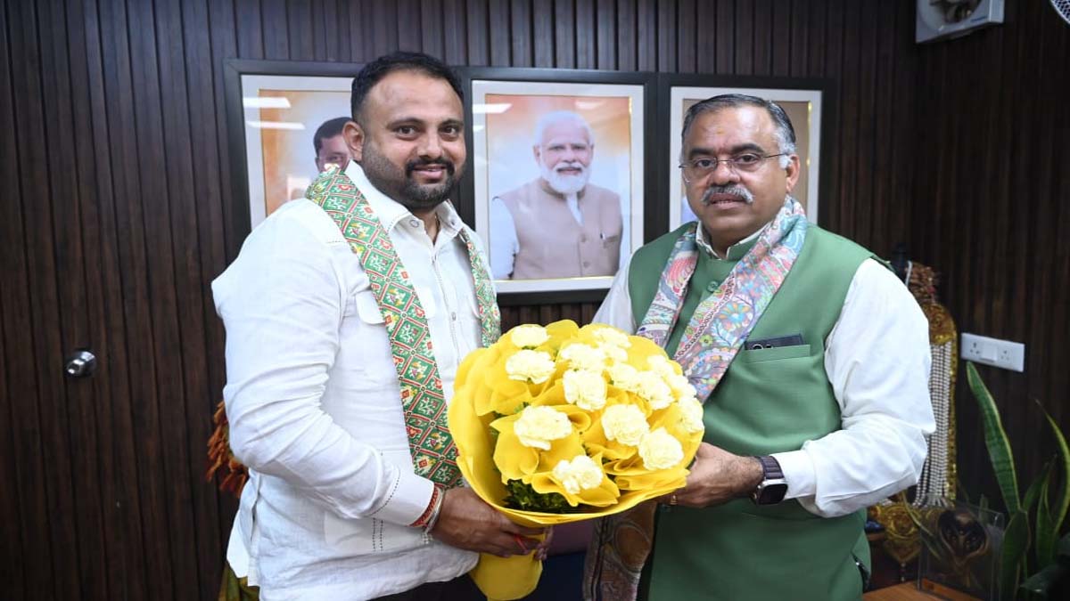 तरुण चुग से मिलते जालंधर भाजपा महामंत्री अशोक सरीन हिक्की